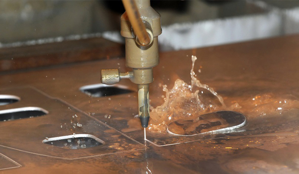 Robot waterjet dùng tia nước áp suất cực lớn để cắt xuyên qua hầu hết các loại vật liệu