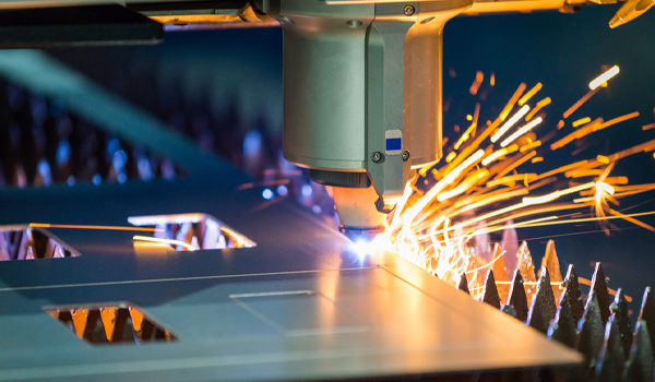 Robot cắt laser sử dụng tia laser công suất cao để tạo vết cắt mịn, sắc nét.