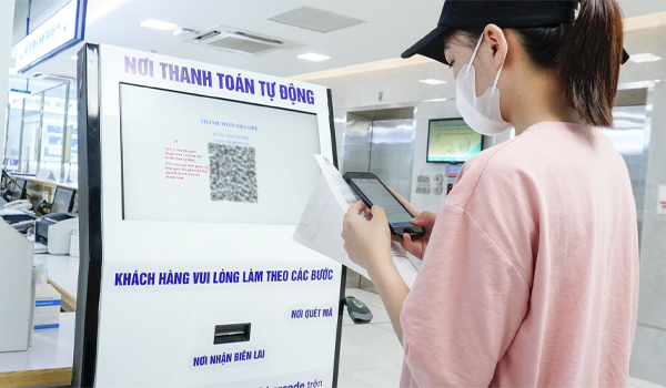 Kiosk thanh toán giúp giảm bớt thời gian xếp hàng chờ đợi tại quầy thu ngân