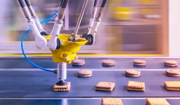Robot công nghiệp giúp đảm bảo vệ sinh an toàn thực phẩm, đồng thời tối ưu hoá quy trình đóng gói, sắp xếp sản phẩm