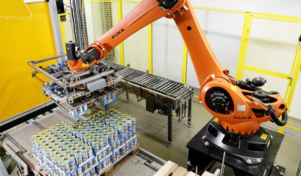 Robot gắp sản phẩm nhựa hoạt động với độ chính xác cao, hạn chế lỗi do con người gây ra