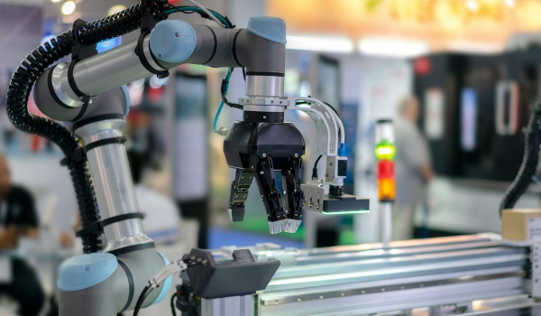 Robot gắp sản phẩm nhựa thay thế hoàn toàn công đoạn gắp sản phẩm thủ công