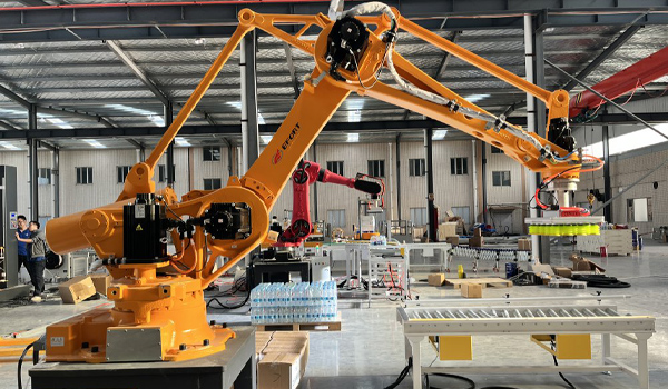 Robot có thể được lập trình để thực hiện nhiều nhiệm vụ khác nhau trong dây chuyền sản xuất
