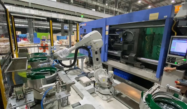 Giải pháp tự động hóa trạm đúc nhựa với hệ thống robot thông minh
