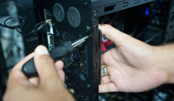 Mở nắp thùng CPU/nắp lưng laptop bằng tua vít