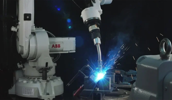 Robot hàn ABB chuyên thực hiện các công việc hàn kim loại như hàn điểm, hàn hồ quang, hàn laser