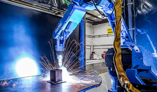 rrobot sẽ di chuyển theo đúng quỹ đạo đã lập trình, giữ khoảng cách & góc hàn ổn định