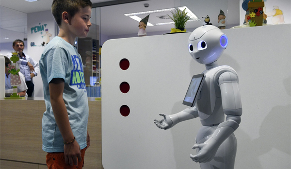 Robot lễ tân có khả năng đón tiếp/chào hỏi khách, trả lời các câu hỏi thường gặp,...