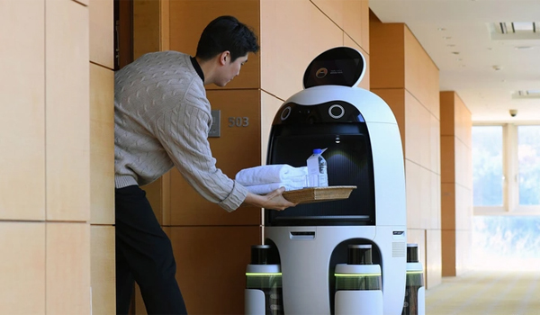 Robot phục vụ - Trợ thủ thông minh cho khách sạn hiện đại