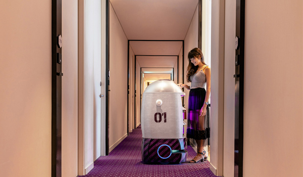 Robot có thể thay thế nhân viên dịch vụ phòng trong việc giao đồ ăn, nước uống,...