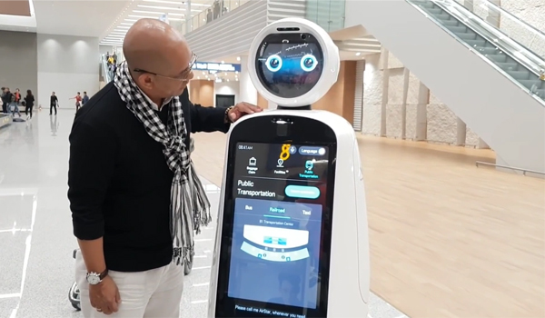 Robot phục vụ mang lại sự mới lạ, trải nghiệm thú vị