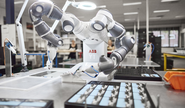 Robot tự động gắp sản phẩm sau khi đúc là gì?