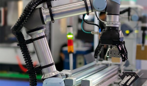Robot tự động gắp sản phẩm sau khi đúc