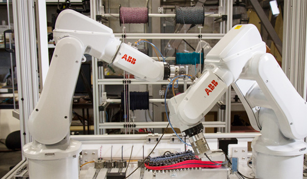 ABB nổi tiếng với các dòng sản phẩm robot, từ robot hàn, robot sơn, robot gắp đặt đến robot cộng tác