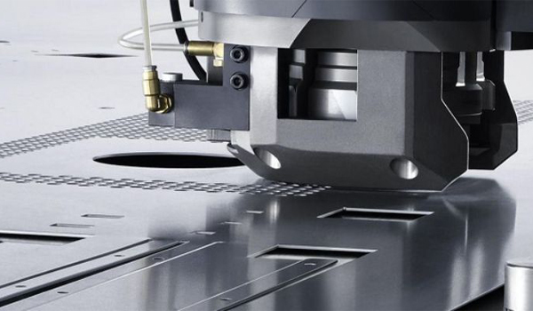 Tự động hóa dập kim loại bằng robot ra đời như một bước tiến vượt bậc