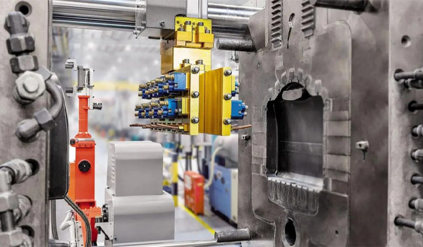 Robot có thể thực hiện các công đoạn gia công như cắt ba via, mài,...