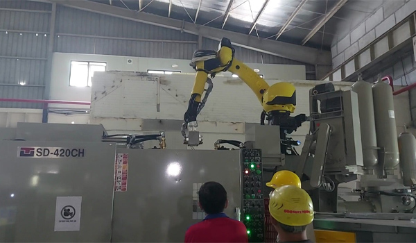 Robot sẽ dùng kẹp chuyên dụng để gắp sản phẩm nhôm vừa đúc ra khỏi khuôn