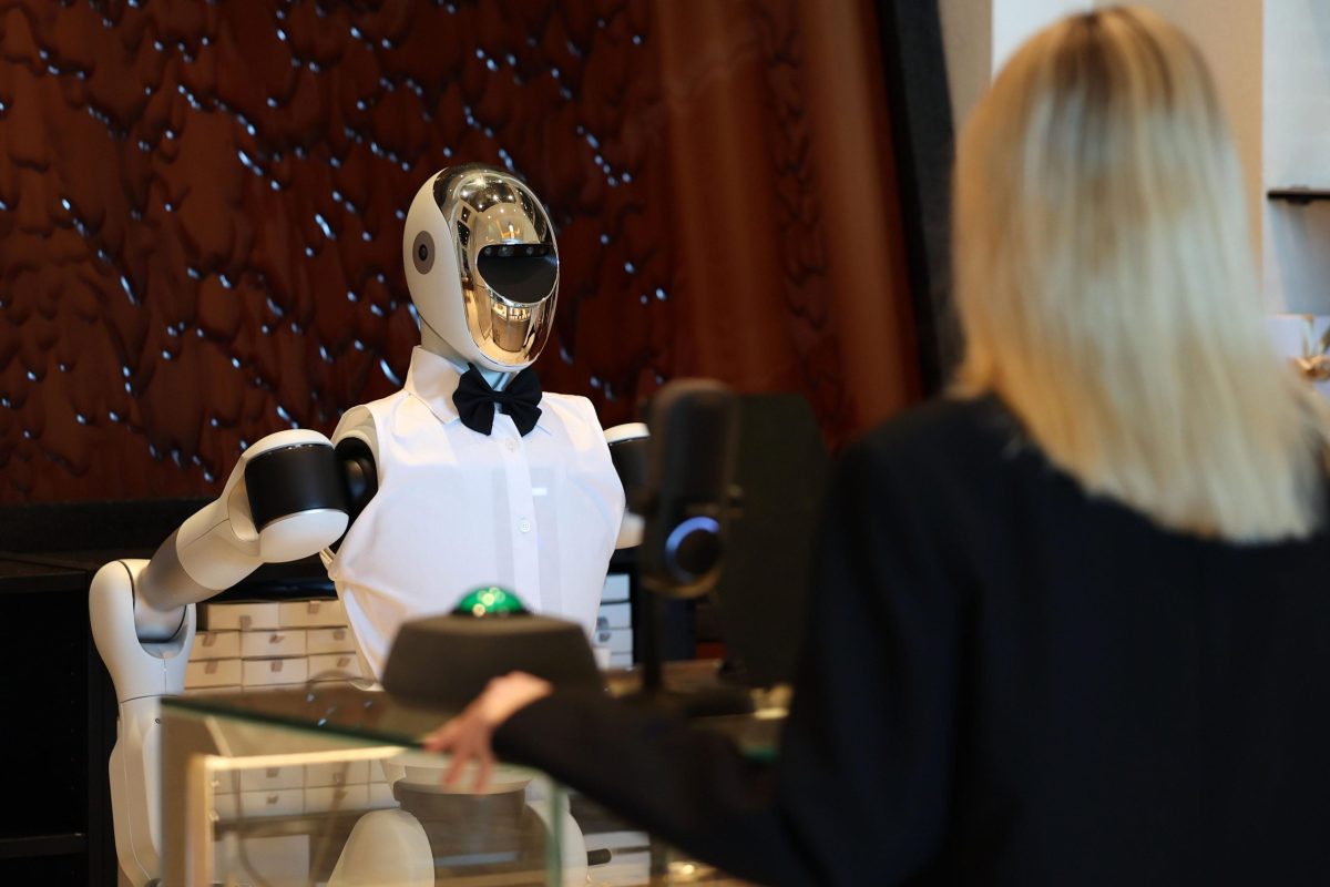 Robot AI Phục Vụ Dịch Vụ Khách Sạn 5 Sao