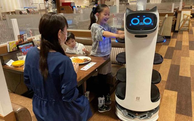 Robot Giao Hàng Đến Robot Quảng Cáo Giúp Nhà Hàng, Khách Sạn Tối Ưu Vận Hành & Doanh Thu.