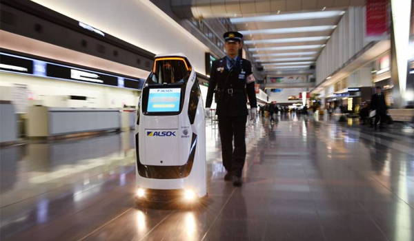Robot lễ tân góp phần nâng cao hình ảnh, trải nghiệm công nghệ tại sân bay