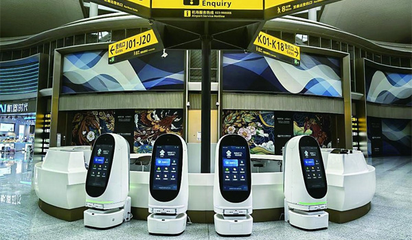 Robot lễ tân hỗ trợ hành khách làm thủ tục nhanh chóng