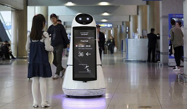 Robot lễ tân tại sân bay được thiết kế để tương tác, hỗ trợ & hướng dẫn hành khách