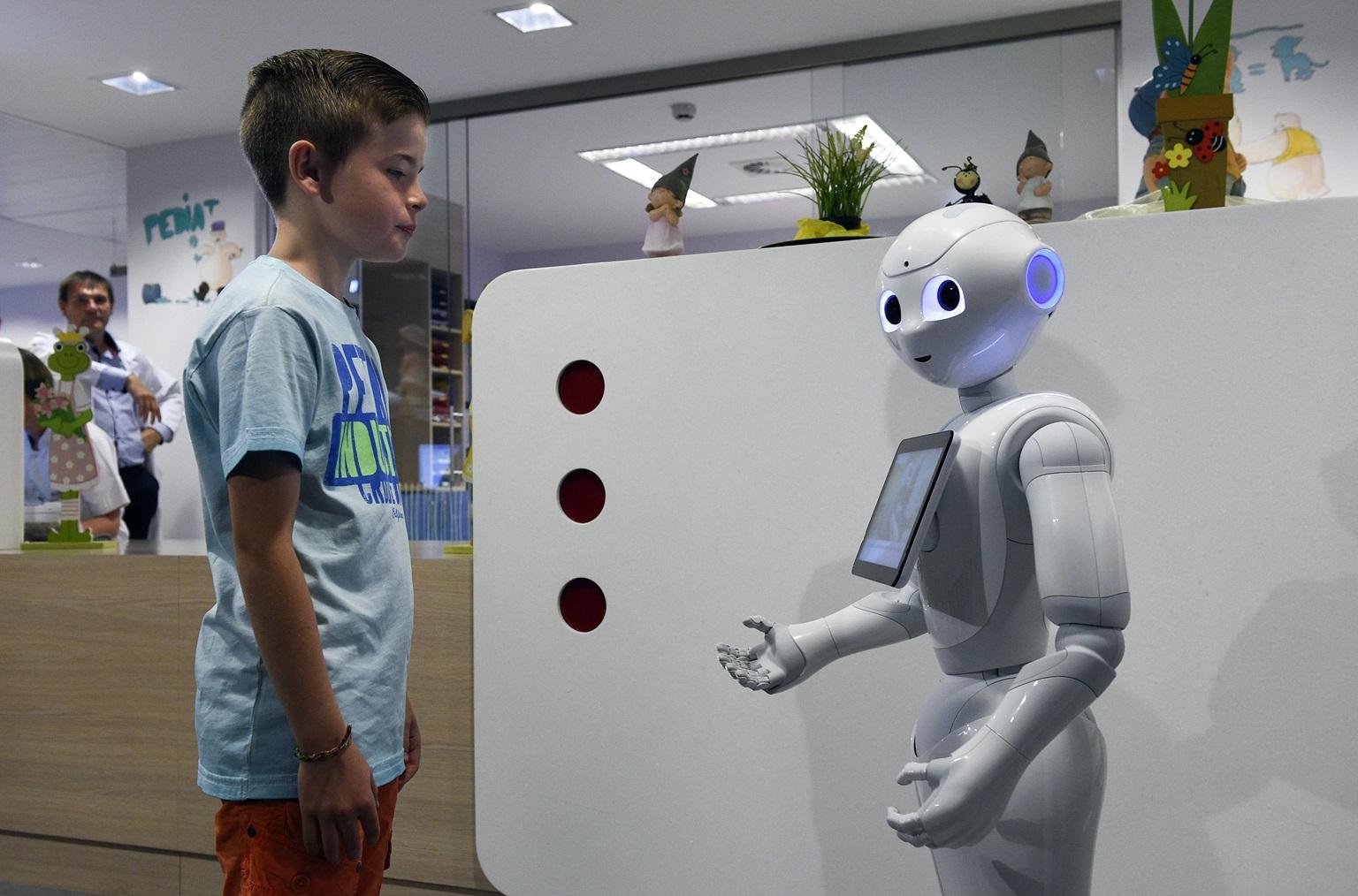 Robot Lễ Tân Thông Minh Phục Vụ Khách Hàng Trong Thời Đại Công Nghệ Tự Động Hóa 