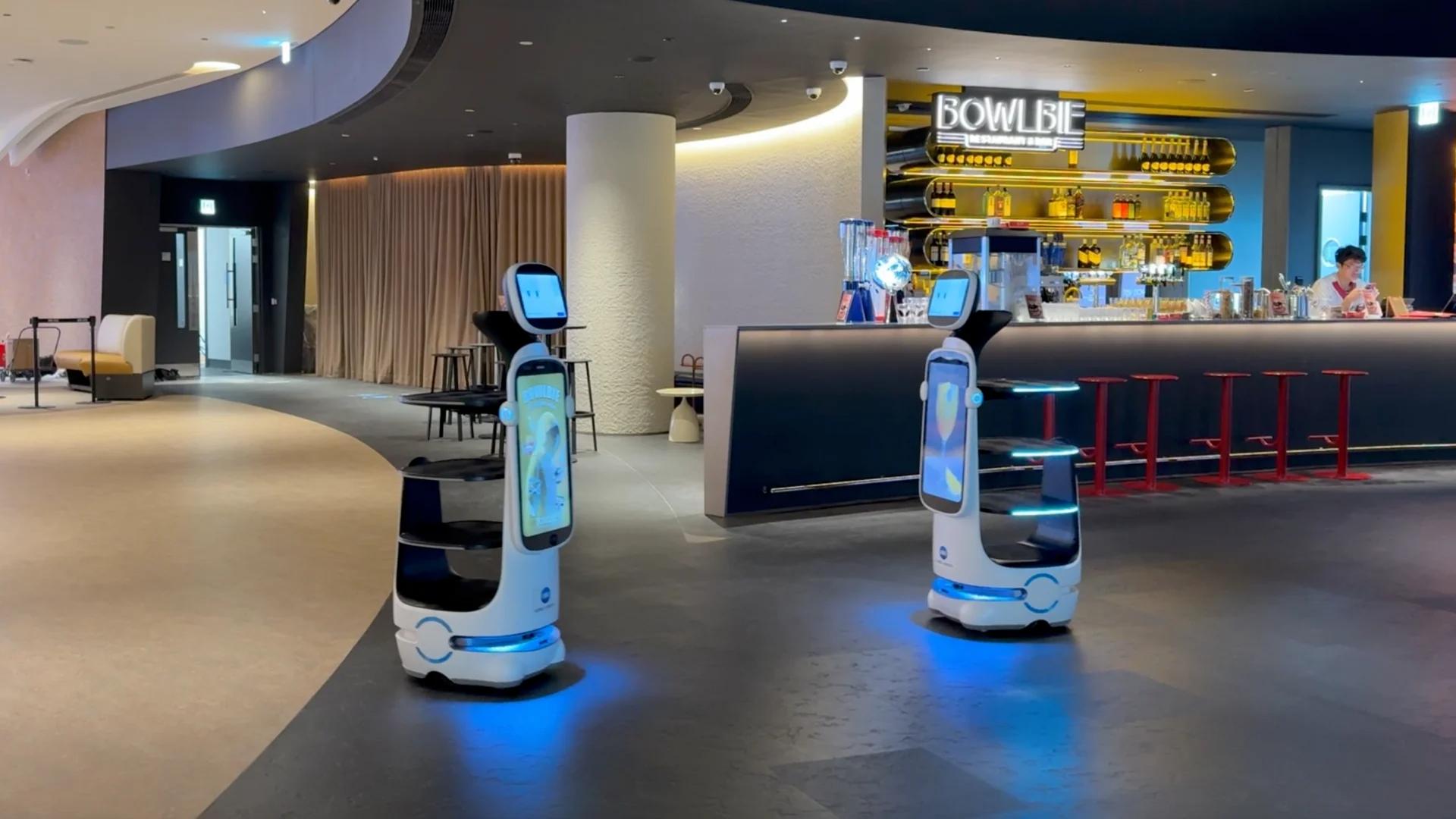 robot lễ tân và giao hàng chuyên nghiệp 