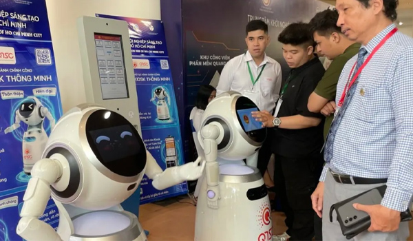 Robot lễ tân được thiết kế để đón tiếp khách hàng, giới thiệu thông tin doanh nghiệp,...