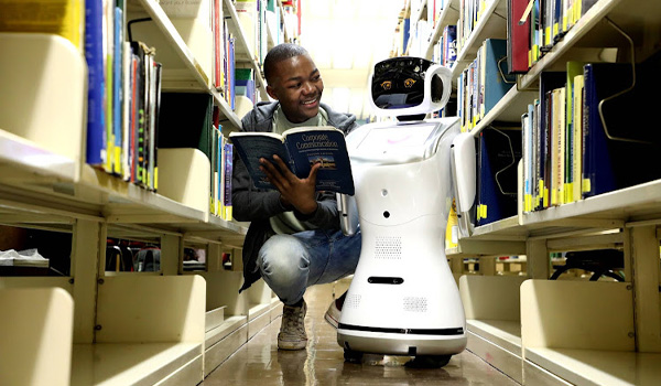 Robot phục vụ trong siêu thị sách hướng dẫn khách hàng