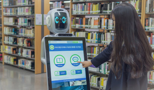 Trên thân robot thường được tích hợp màn hình cảm ứng LCD