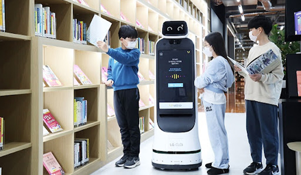 Robot hướng dẫn giúp khách hàng nhanh chóng tìm được loại sách đang cần
