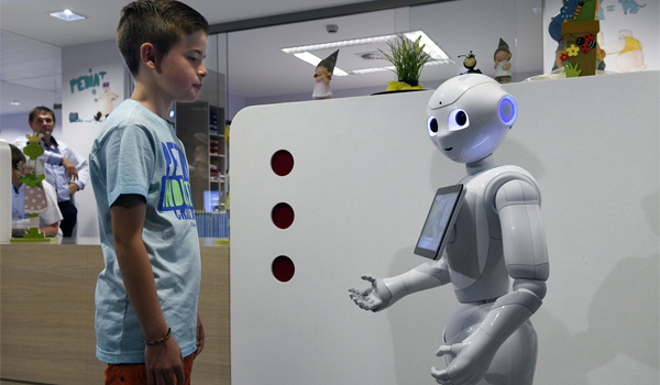 Robot phục vụ trong siêu thị sách được tích hợp các công nghệ hiện đại