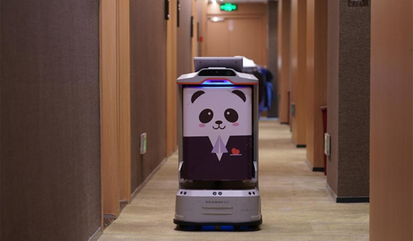 Robot có thể tự di chuyển, nhận lệnh, tương tác bằng giọng nói hoặc màn hình cảm ứng hiện đại