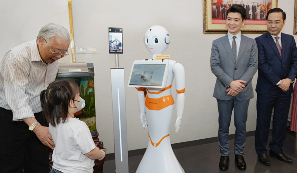 Robot tự phục vụ AI thông minh trong ngân hàng