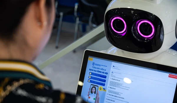 Robot giúp nâng cao hiệu quả phục vụ người dân