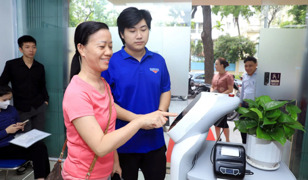 Robot dịch vụ hỗ trợ tiếp đón, hướng dẫn người dân