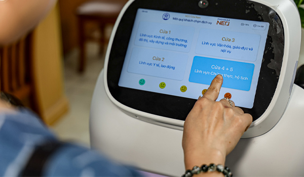 Robot dịch vụ giúp người dân thực hiện quy trình nhanh chóng, chính xác & minh bạch