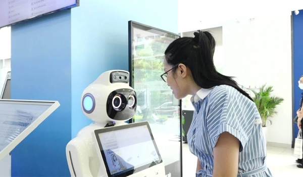 Robot dịch vụ ngày càng được ứng dụng rộng rãi trong các cơ quan hành chính công