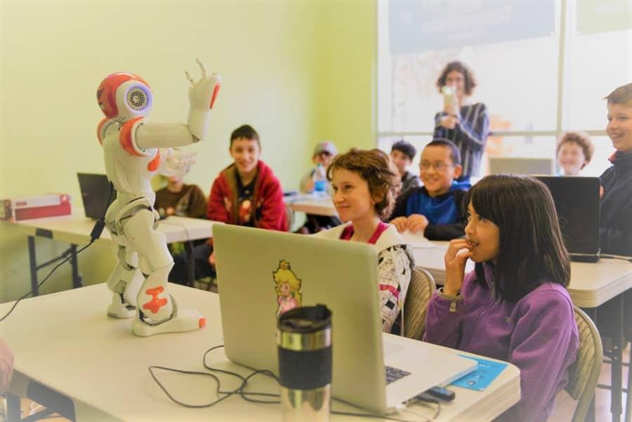 Xu Hướng Sử Dụng Robot Trong Ngành Giáo Dục Hiện Đại