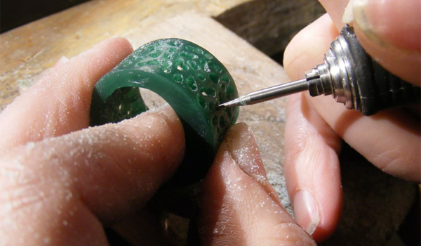 Sau khi đúc xong, sản phẩm được làm sạch, xử lý bề mặt, đánh bóng để hoàn thiện