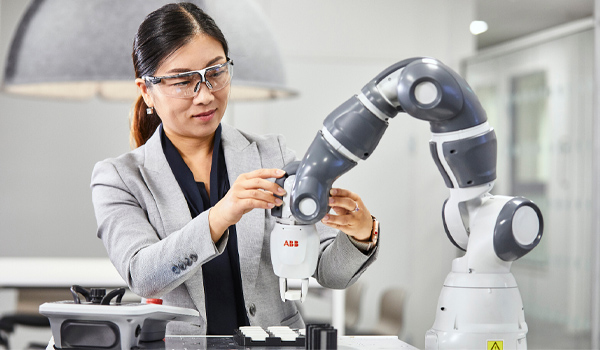 Người vận hành thiết lập chương trình cho cobot thông qua phần mềm/dạy trực tiếp