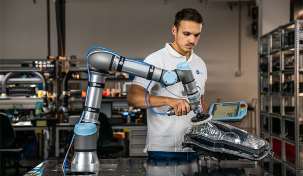 Cobot được thiết kế để làm việc trực tiếp cùng con người trong cùng một không gian