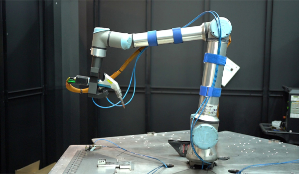 Khi phát hiện va chạm/lực vượt ngưỡng, robot sẽ tự động dừng hoặc giảm tốc độ