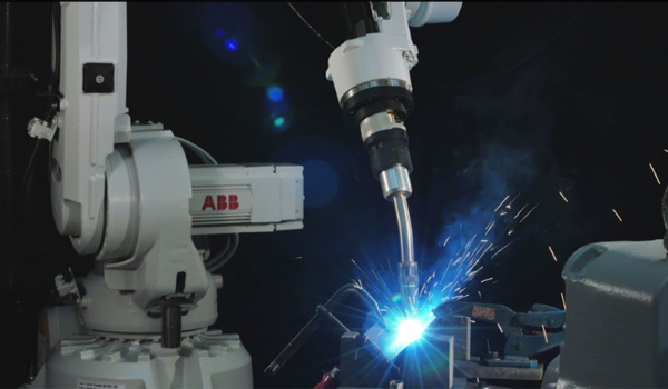 Robot hàn laser sử dụng tia laser để làm nóng chảy kim loại, tạo mối hàn chính xác