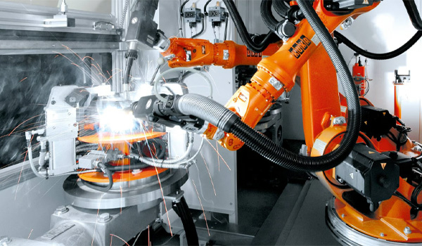 Robot hàn được thiết kế để thực hiện các công việc hàn kim loại một cách tự động/bán tự động