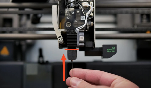 Đầu in là nơi vật liệu được nung chảy & đùn ra để tạo hình