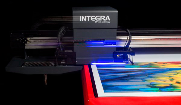 Máy in UV 3D có khả năng in trực tiếp lên nhiều chất liệu như gỗ, kính, kim loại,...