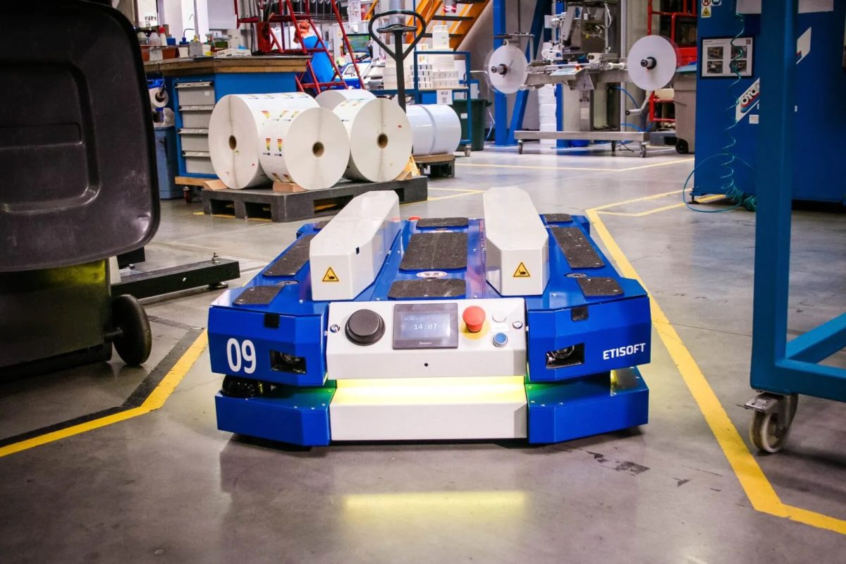 Robot AGV kéo hàng cho nhà máy sản xuất bao bì hiện đại