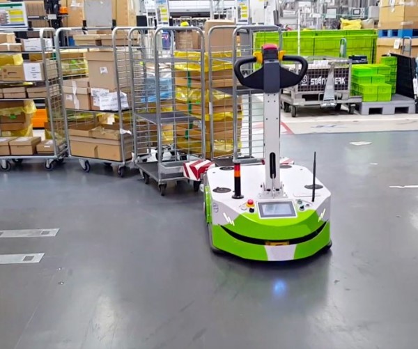 Robot kéo hàng vận chuyển trong nhà máy hiện đại